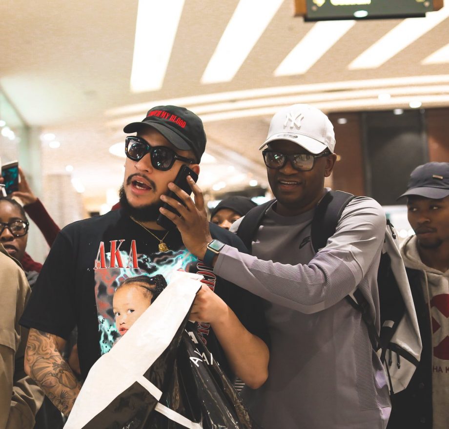 AKA pulls up at the Musica Megastore for signing and fans can’t get enough of him